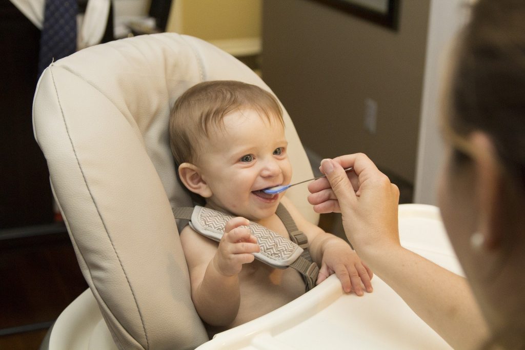 Peut-on mettre un bébé en position assise ? : Femme Actuelle Le MAG